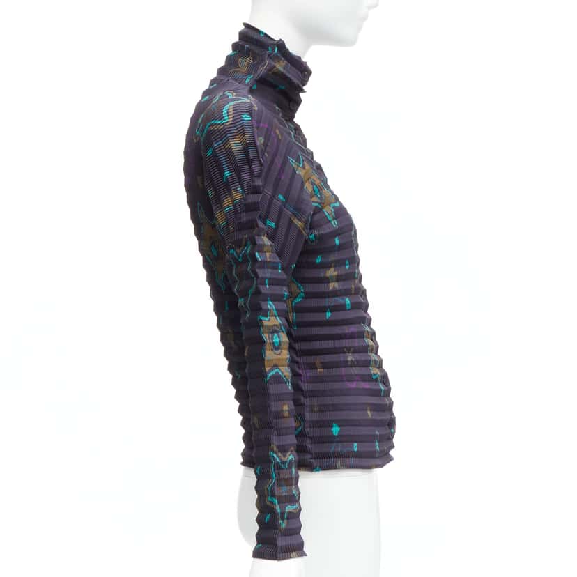 Pleats Please Star Collar Pleats Navy Polyester Never worn - Model View