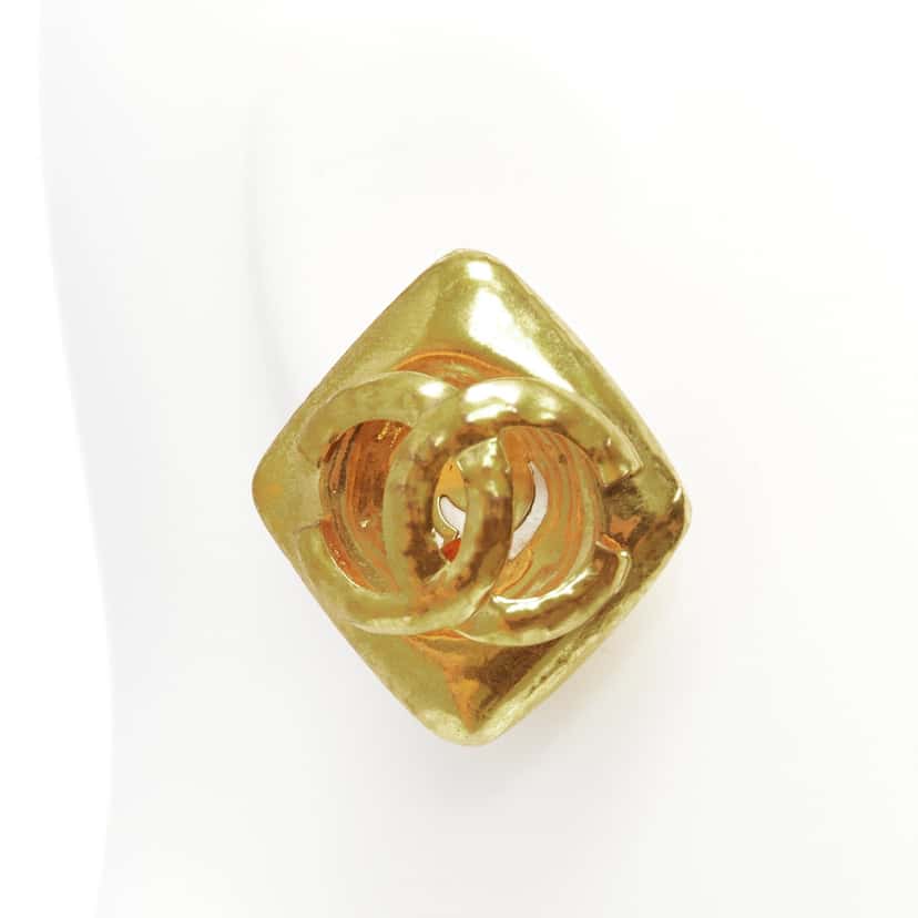 Chanel Hammered Coin Earrings Gold Metal Good condition - Model View