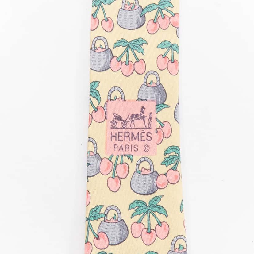 Hermès Cherry Basket Tie Beige Silk Very good condition - Model View