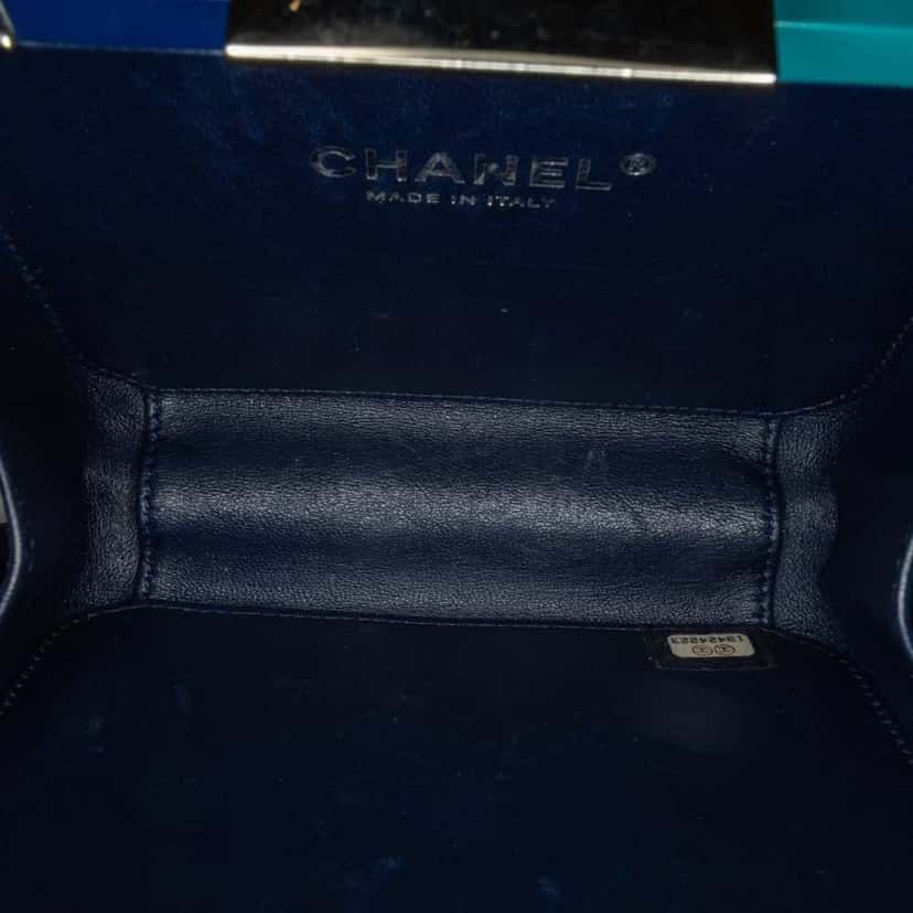 Chanel CC Ombre Acrylic Clutch on Chain Blue Plastic Good condition - Model View