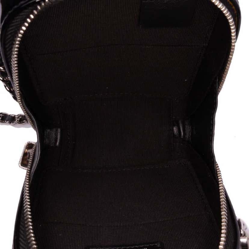 Chanel CC Quilted Patent Diamond Resin Clutch With Chain Black Leather Good condition - Model View