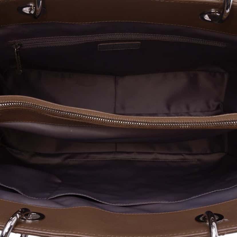 Chanel Caviar Grand Shopping Tote XL Brown Leather Good condition - Model View