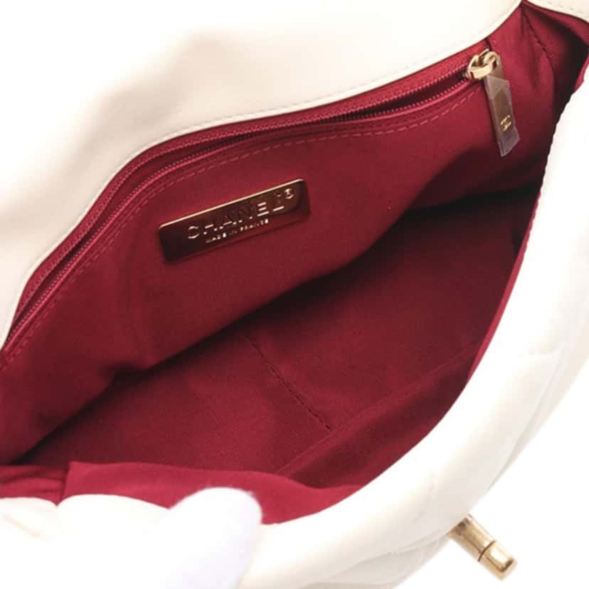 Chanel Medium Lambskin 19 Flap White Leather Good condition - Inside View