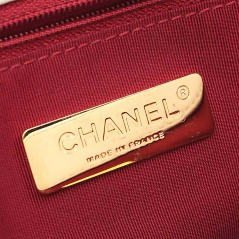 Chanel Medium Lambskin 19 Flap White Leather Good condition - Model View