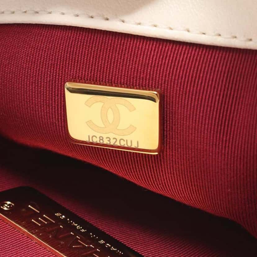 Chanel Medium Lambskin 19 Flap White Leather Good condition - Box View