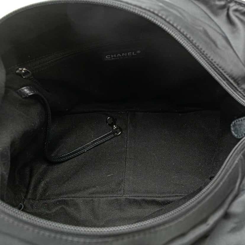 Chanel Paris New York Quilted Nylon Tote Black Good condition - Model View