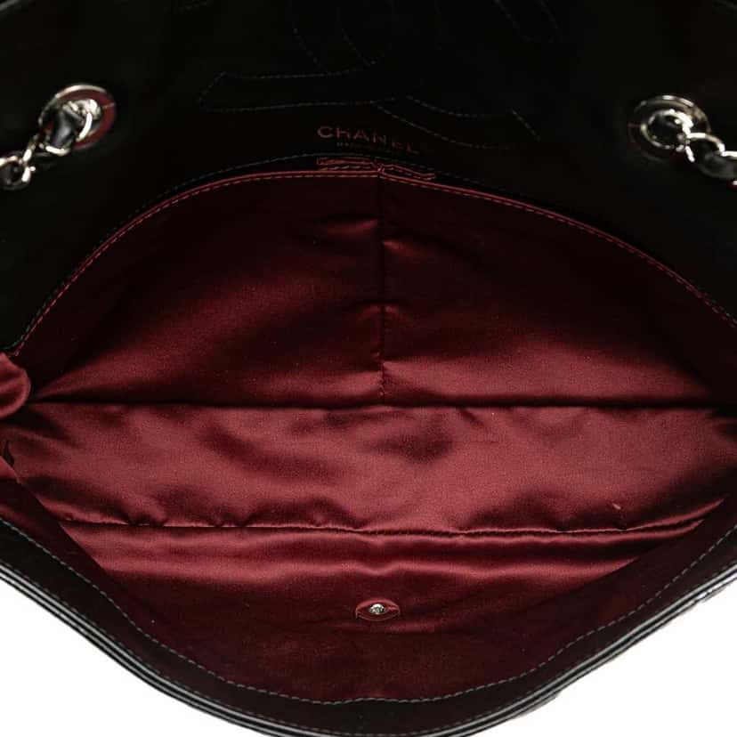 Chanel Jumbo Patent Lucky Symbols Flap Black Leather Good condition - Model View