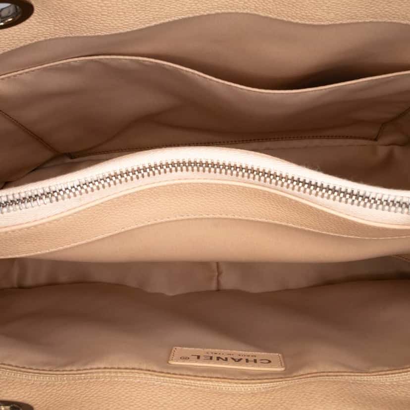 Chanel Caviar Grand Shopping Tote Brown Leather Good condition - Model View