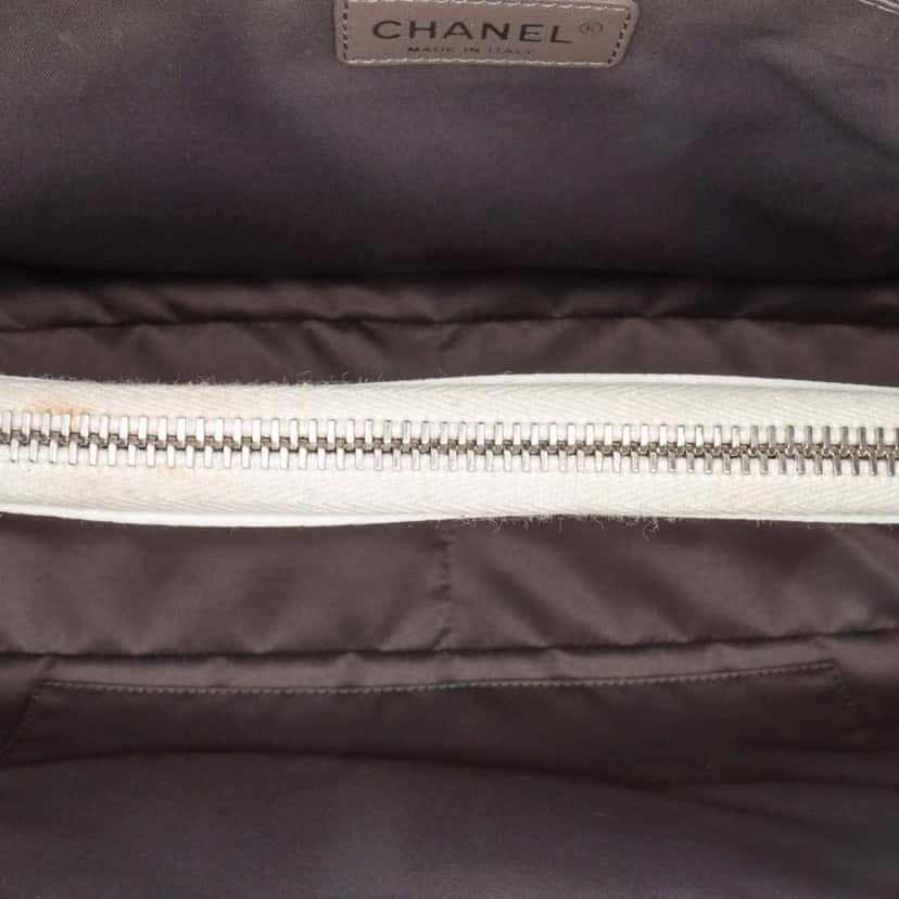 Chanel Caviar Grand Shopping Tote White Leather Good condition - Model View