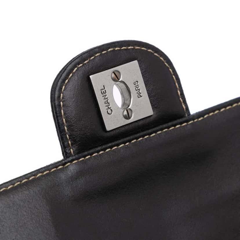 Chanel CC Chocolate Bar Denim East West Flap Blue Good condition - Model View