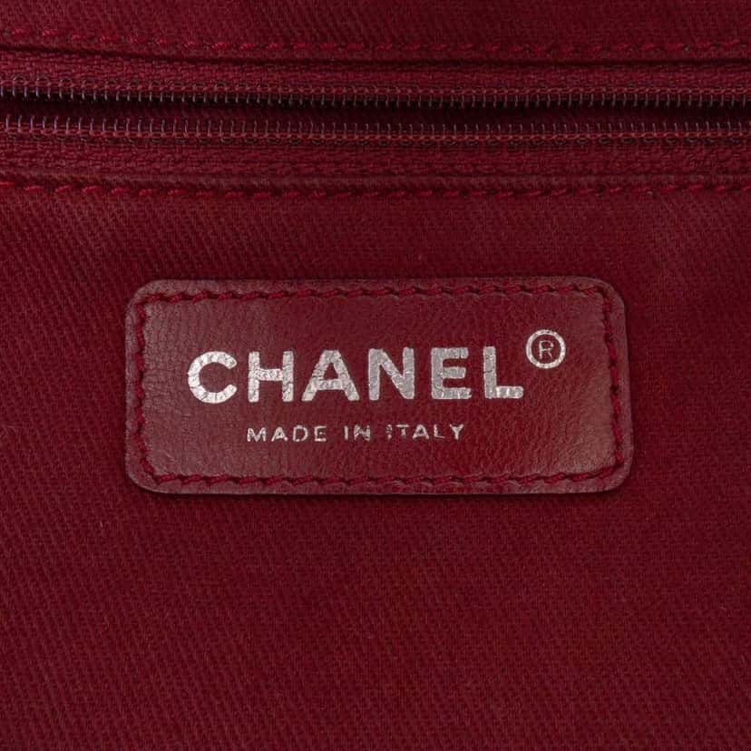 Chanel Large Quilted Aged Calfskin Cotton Club Tote White Leather Good condition - Box View