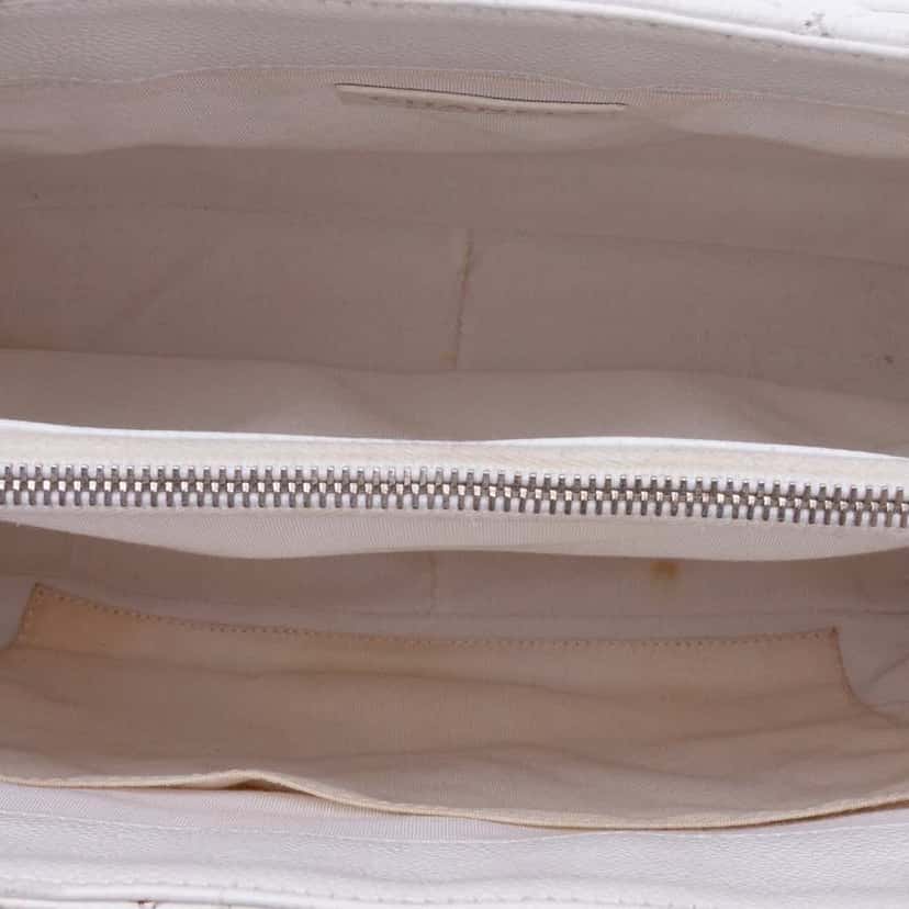 Chanel Caviar Grand Shopping Tote White Leather Good condition - Model View