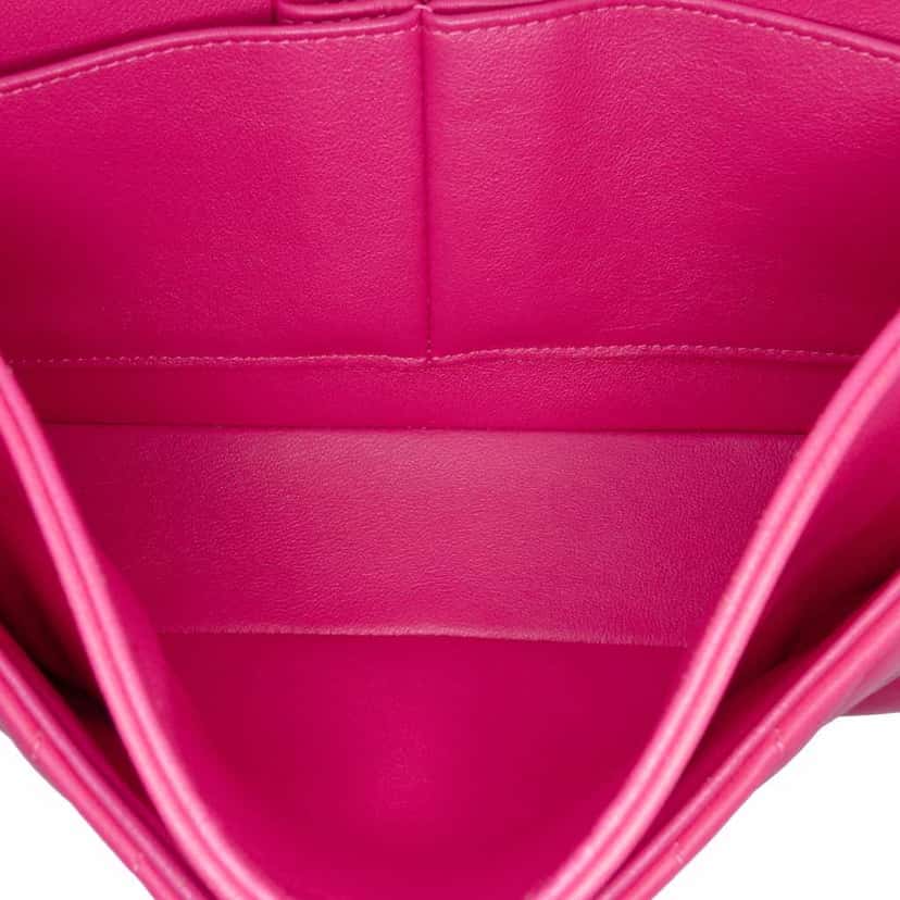 Chanel Medium Classic Chevron Lambskin Double Flap Pink Leather Good condition - Model View