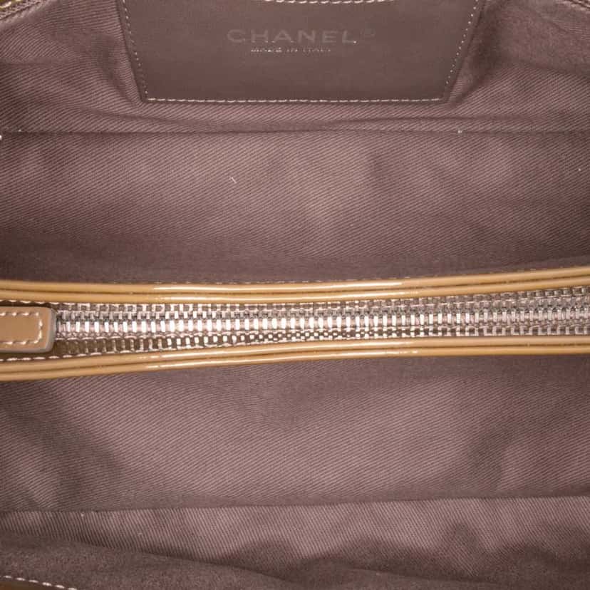 Chanel Medium Patent Just Mademoiselle Shoulder Bag Brown Leather Good condition - Model View