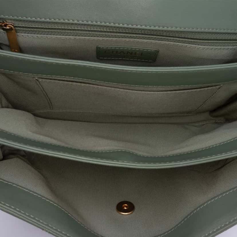 Chanel Large Quilted Lambskin Daily Companion Flap Green Leather Fair condition - Model View