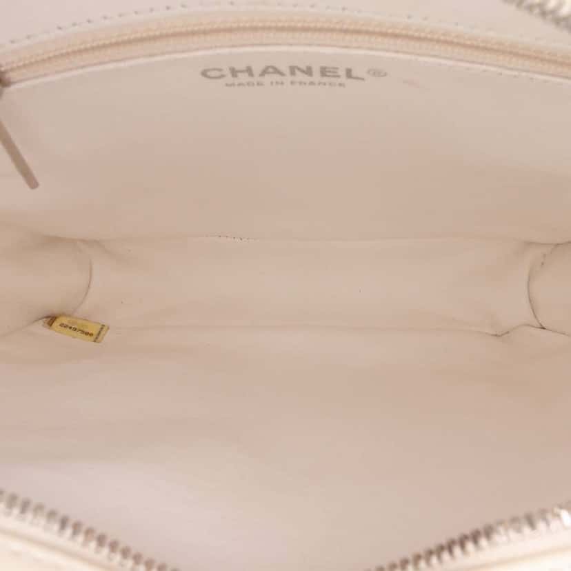 Chanel Small Tweed and Resin Zipped Shopping Bag White Good condition - Model View