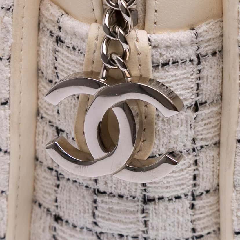 Chanel Small Tweed and Resin Zipped Shopping Bag White Good condition - Box View