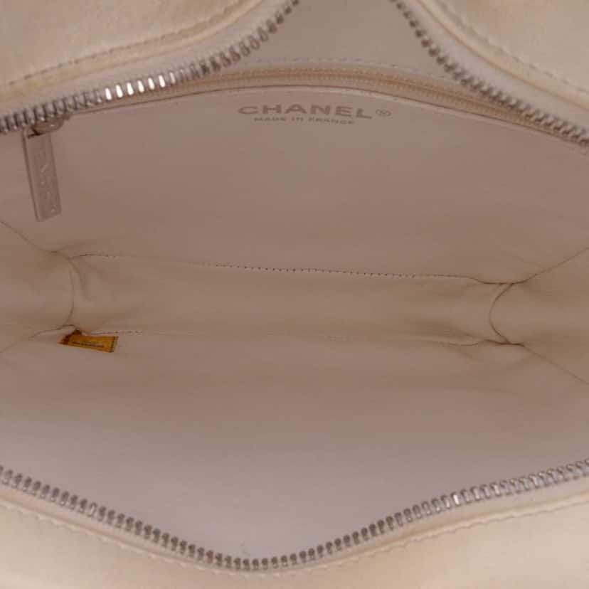 Chanel Small Tweed and Resin Zipped Shopping Bag White Very good condition - Model View