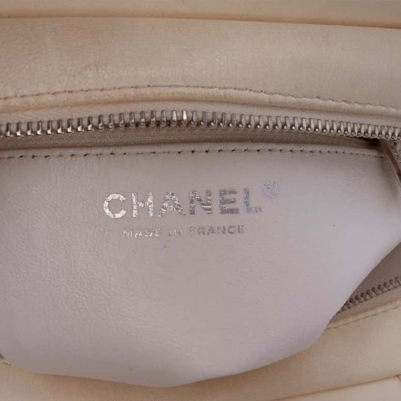 Chanel Small Tweed and Resin Zipped Shopping Bag White Very good condition - Box View