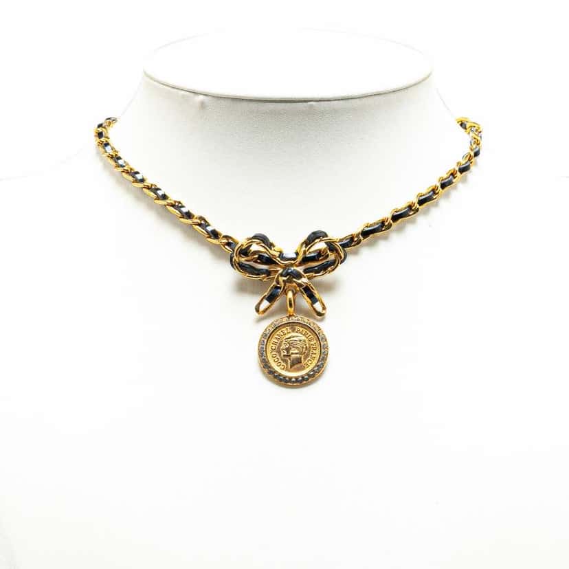 Chanel Leather and Gold Plated Medallion Bow Pendant Necklace Gold Metal Good condition - Model View