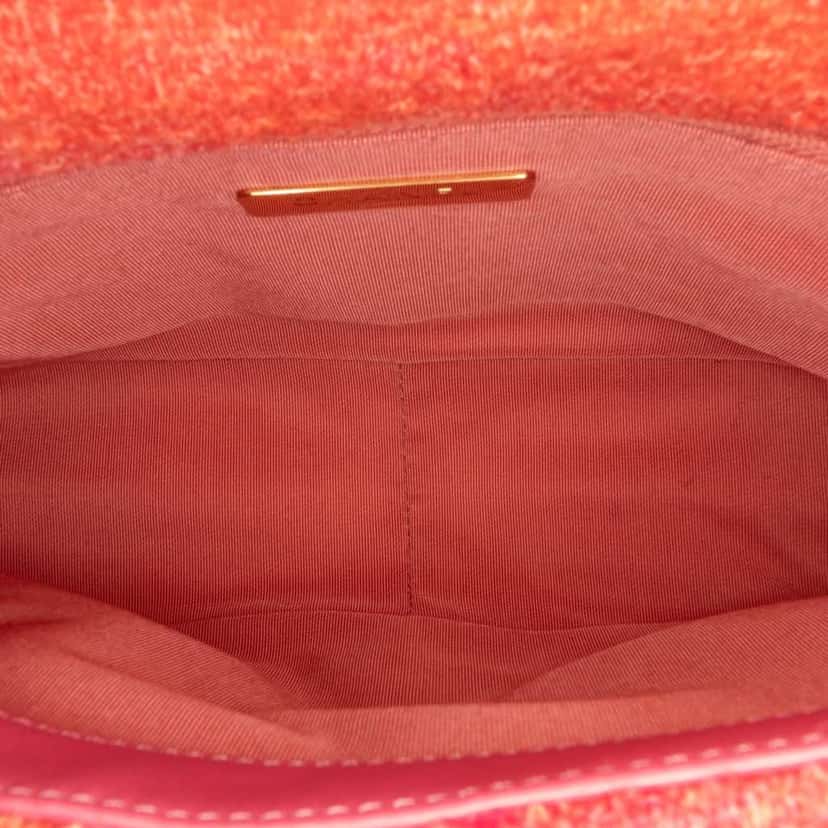 Chanel Medium Tweed 19 Flap Pink Leather Good condition - Model View