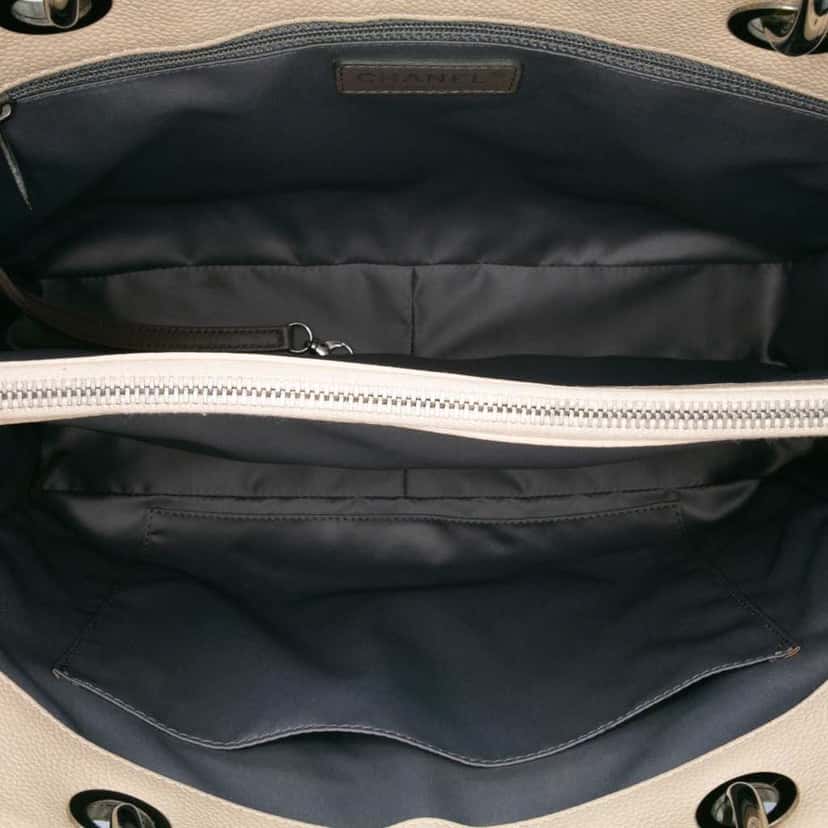 Chanel Caviar Grand Shopping Tote Brown Leather Good condition - Model View