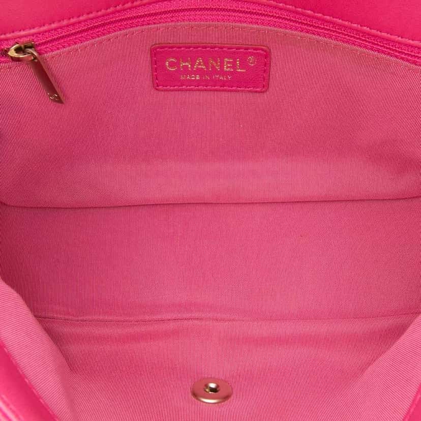 Chanel Medium Quilted Lambskin Mademoiselle Chic Flap Pink Leather Good condition - Model View