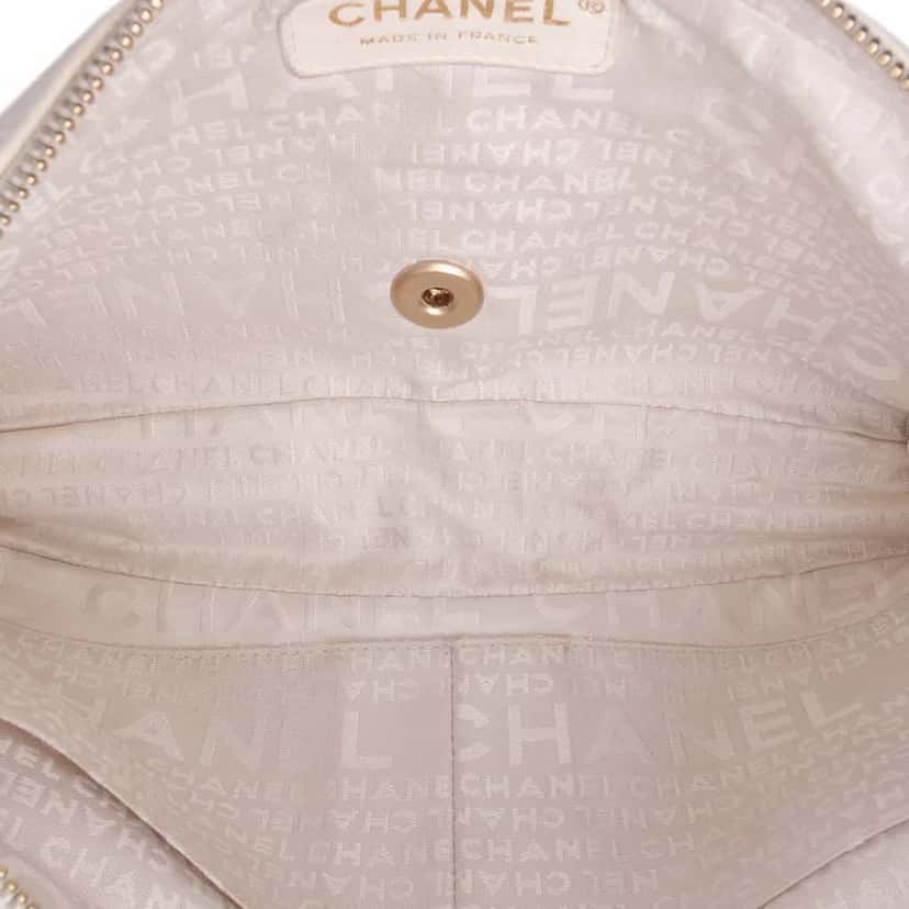 Chanel Medium Quilted Lambskin Rose Applique Wild Stitch Single Flap White Leather Good condition - Model View