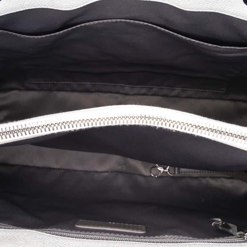Chanel Caviar Grand Shopping Tote White Leather Good condition - Model View