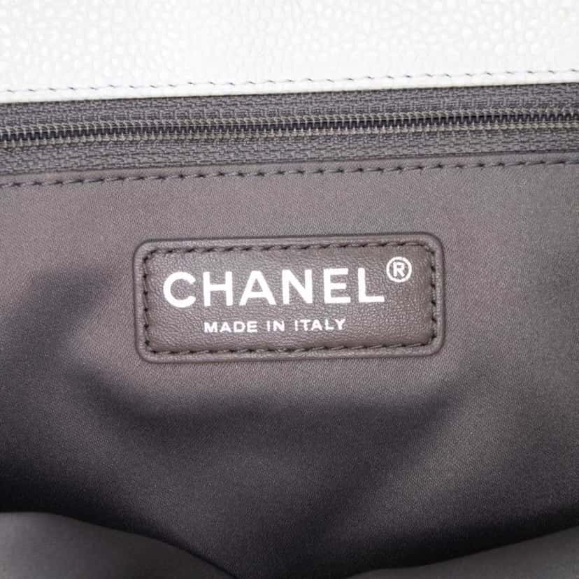 Chanel Caviar Grand Shopping Tote White Leather Good condition - Box View