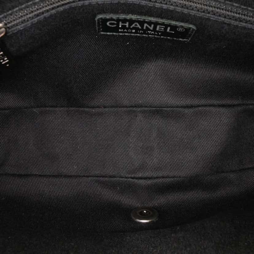 Chanel Medium Quilted Iridescent Caviar Easy Flap Green Leather Good condition - Model View