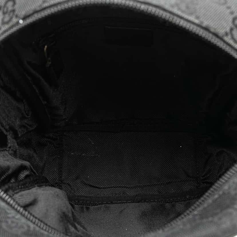 Gucci GG Canvas Crossbody Black Canvas Good condition - Model View