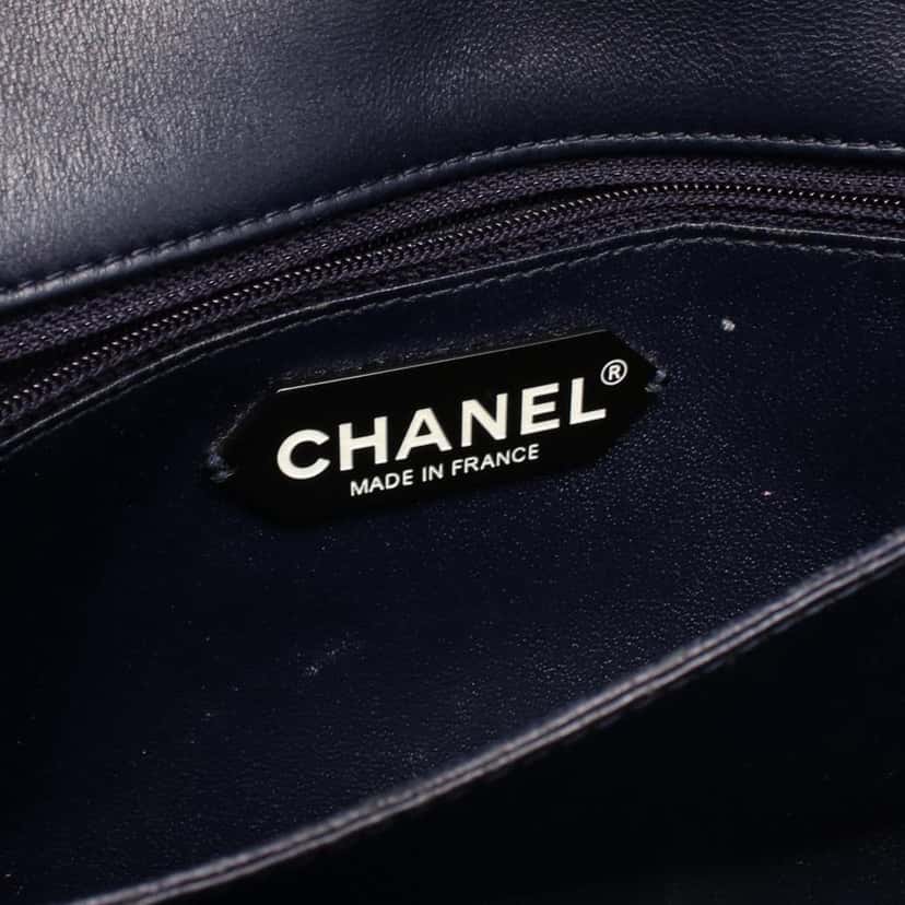 Chanel CC Quilted Lambskin Pushlock Single Flap Blue Leather Good condition - Model View