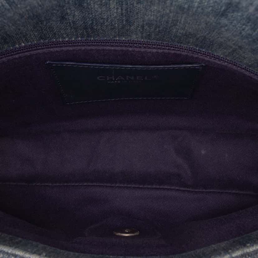Chanel Large Embroidered Denim Camellia Flap Blue Denim Good condition - Model View