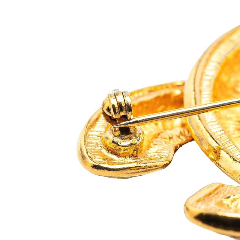 Chanel Gold Plated CC Quilted Brooch Gold Metal Good condition - Model View