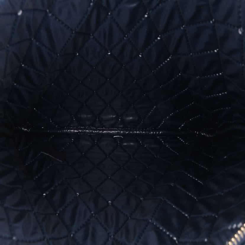Chanel CC Medium Quilted Velvet Cosmetic Case Blue Velvet Good condition - Model View