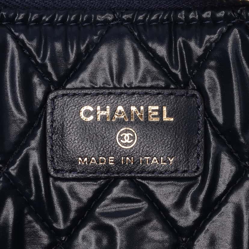 Chanel CC Medium Quilted Velvet Cosmetic Case Blue Velvet Good condition - Box View