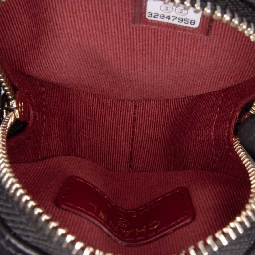 Chanel Lambskin CC in Love Heart Necklace Bag Black Leather Good condition - Model View