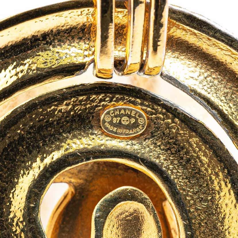 Chanel Gold Plated CC Round Pendant Necklace Gold Metal Good condition - Model View
