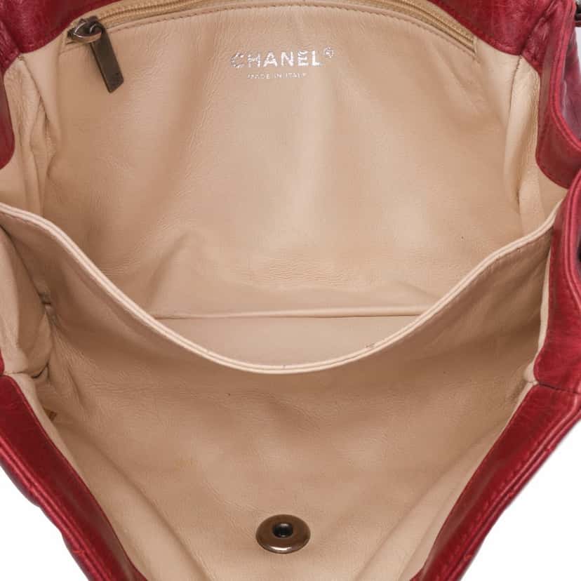 Chanel Quilted Glazed Calfskin Soft Boy Flap Red Leather Good condition - Model View