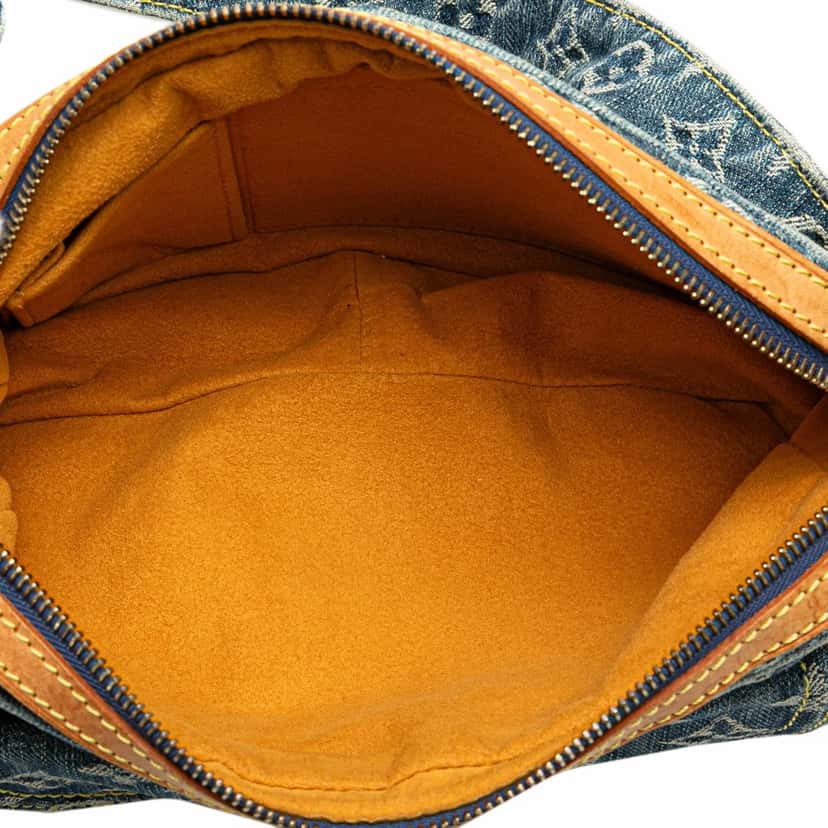 Louis Vuitton Monogram Denim Bum Bag Blue Denim Very good condition - Model View