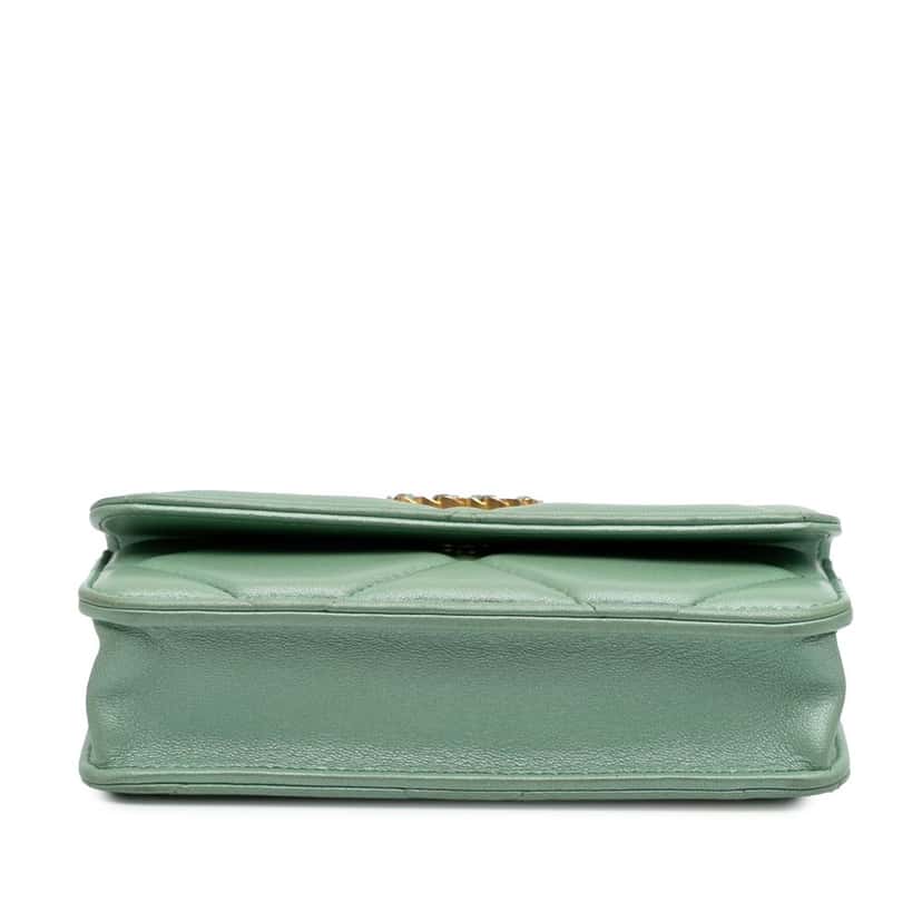 Chanel Quilted Lambskin 19 Wallet on Chain Green Leather Good condition - Inside View