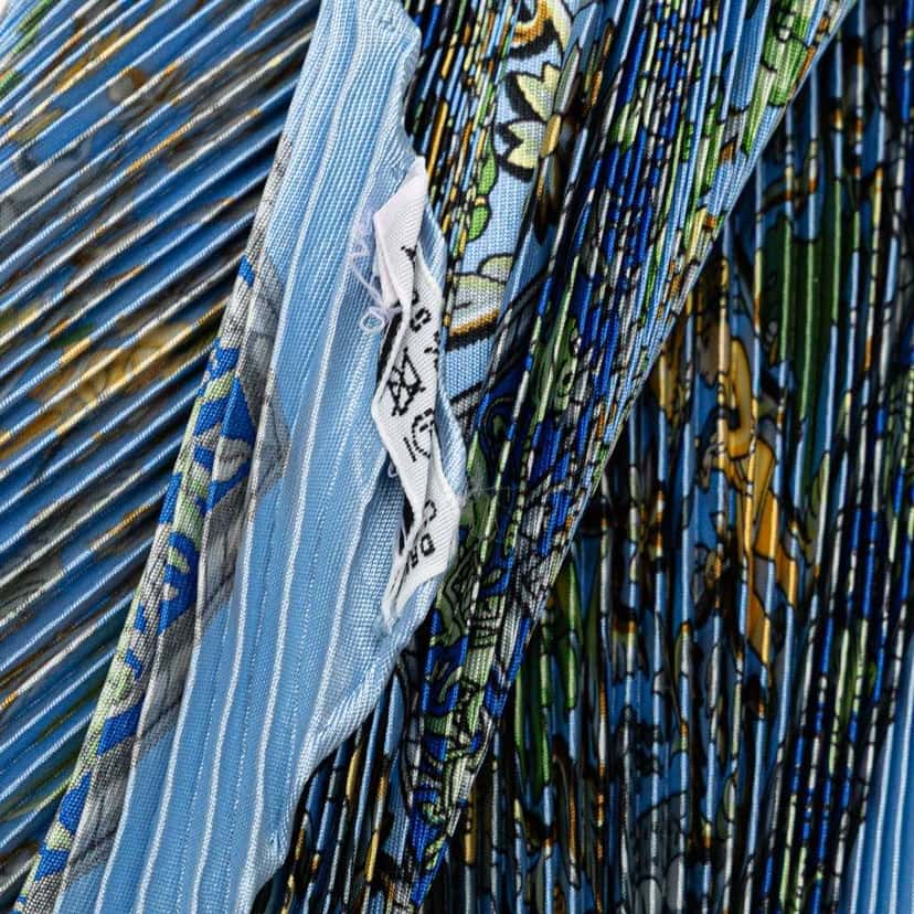 Hermès Chasse En Inde Silk Plisse Scarf Blue Silk Very good condition - Model View