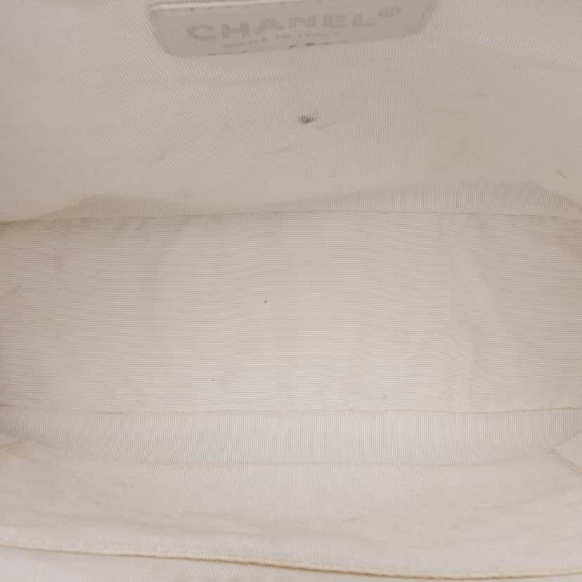 Chanel Caviar Petite Shopping Tote White Leather Good condition - Model View