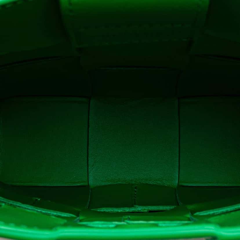 Bottega Veneta Mini Nappa Intrecciato Vertical Cassette Crossbody Green Leather Good condition - Model View