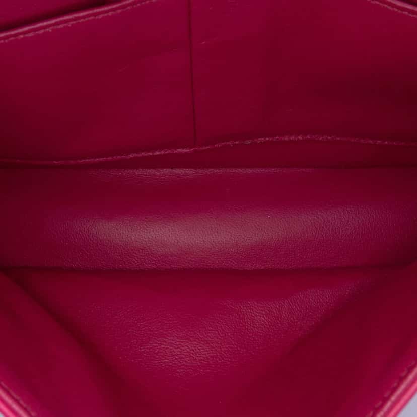 Chanel Medium Classic Patent Double Flap Pink Leather Good condition - Model View