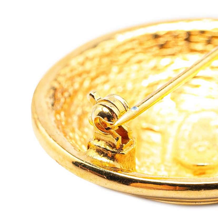 Chanel Gold Plated CC Quilted Round Brooch Gold Metal Good condition - Model View
