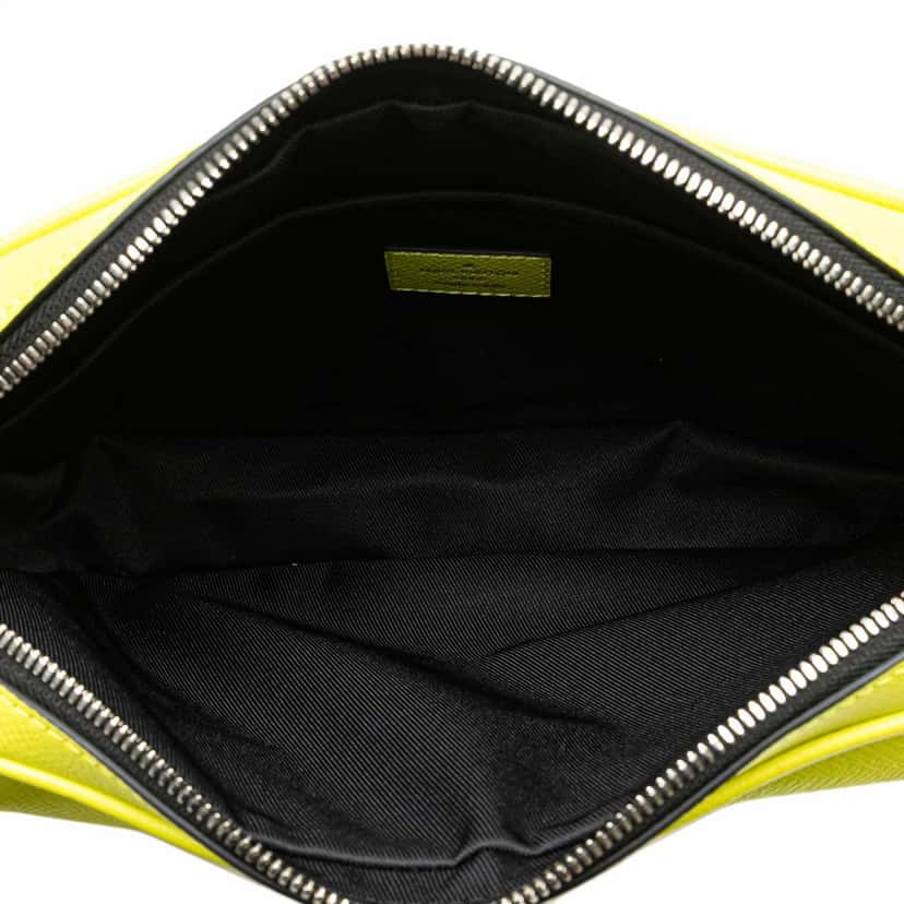 Louis Vuitton Monogram Taigarama Outdoor Messenger Yellow Leather Good condition - Model View