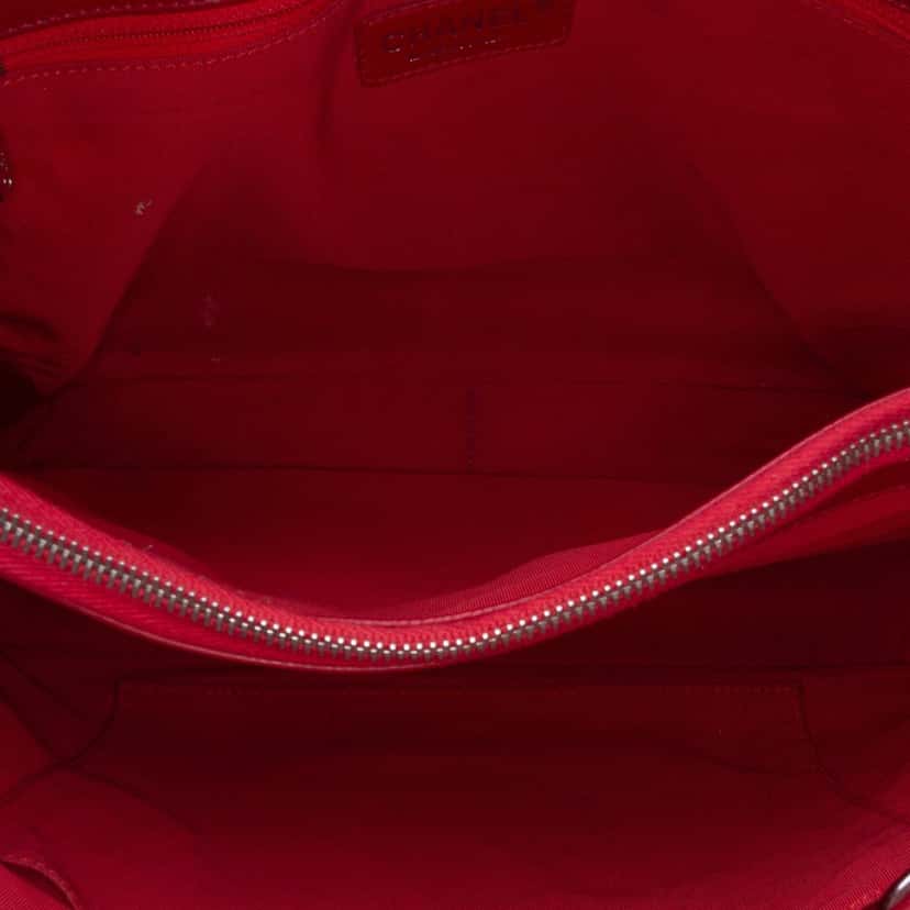 Chanel Caviar Grand Shopping Tote Red Leather Good condition - Model View