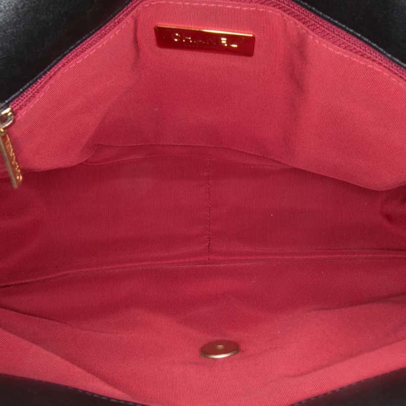 Chanel Maxi Lambskin 19 Flap Black Leather Good condition - Model View